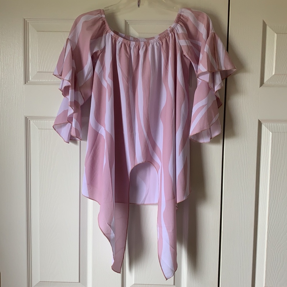 Pink & white flowy blouse. Medium - Picture 1 of 6